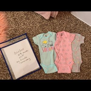 BRAND NEW Gerber baby onesie set